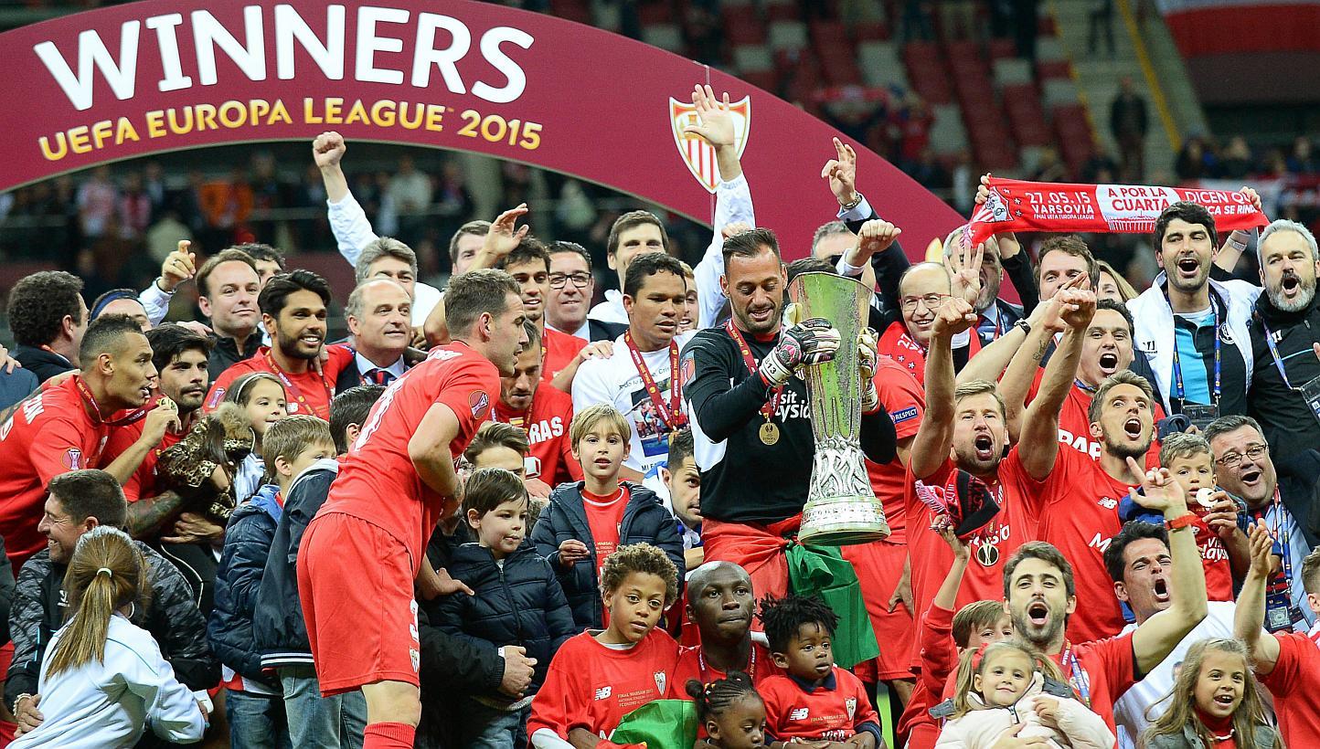 Sevilla players celebrate with the trophy after the UEFA Europa League final between FC Dnipro Dnipropetrovsk and Sevilla FC at the National Stadium in Warsaw, Poland, on May 27, 2015. Sevilla won 3-2. -- PHOTO: EPA