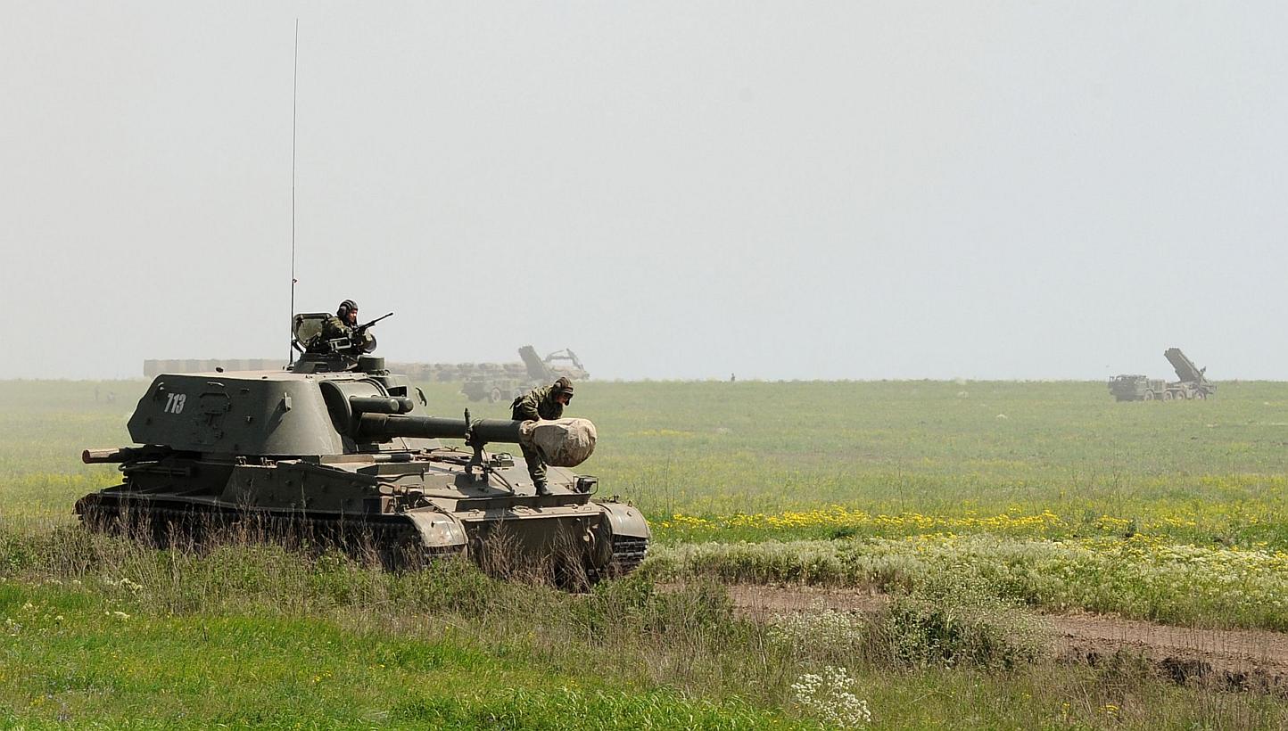 A picture taken on May 25, 2015, shows Russian military vehicles at the Kuzminsky training ground in the Rostov region, some 50km from the Russian-Ukrainian border. -- PHOTO: AFP