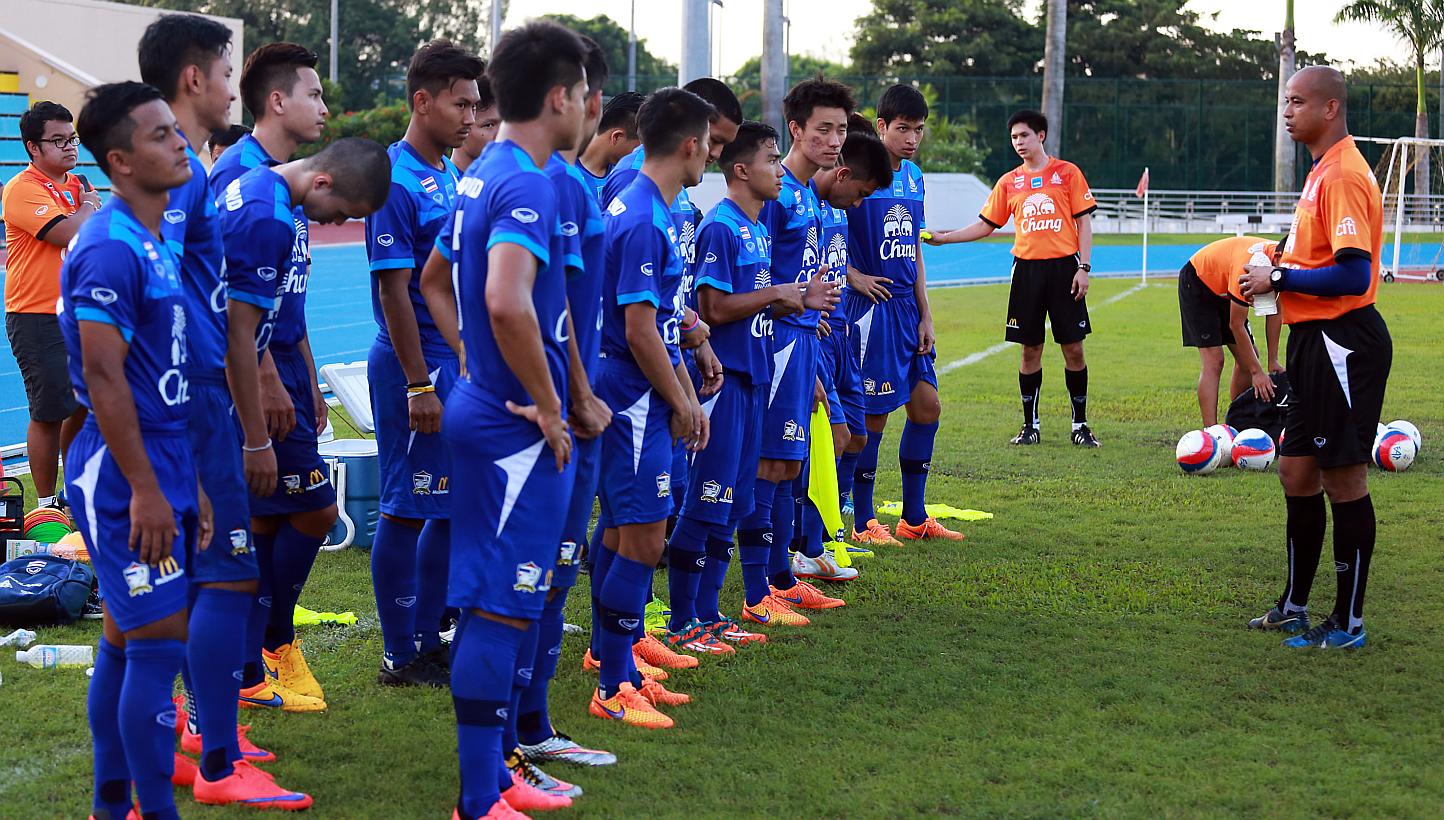 Thailand's SEA Games footballers training at Nanyang Polytechnic. -- ST PHOTO: DANIEL NEO 