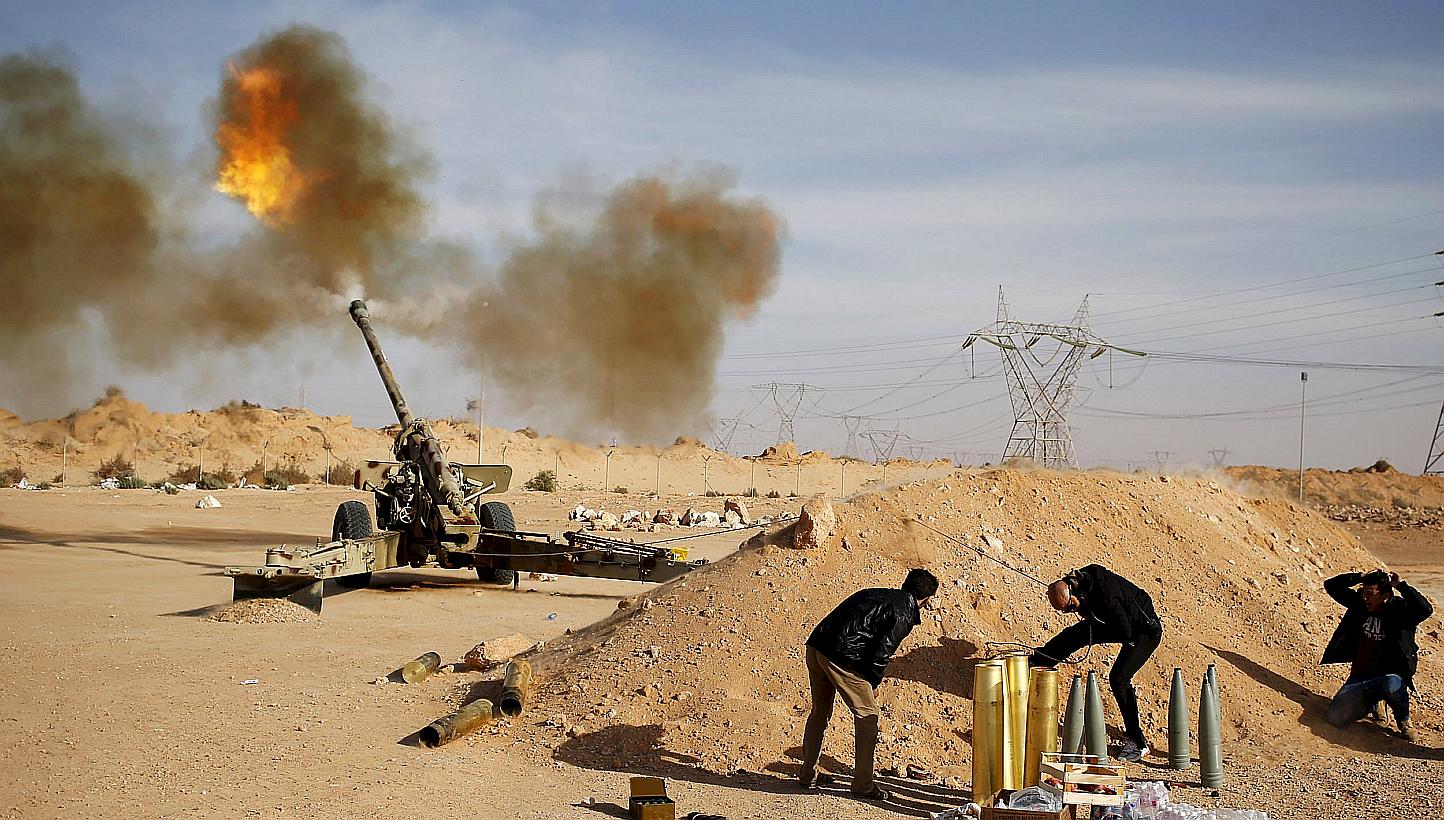 Libya Dawn fighters fire an artillery cannon at IS militants near Sirte on March 19, 2015. ISIS has seized control of the airport in the city of Sirte after forces of a Tripoli-based Libyan government withdrew, a spokesman said on Friday. -- PHOTO: R