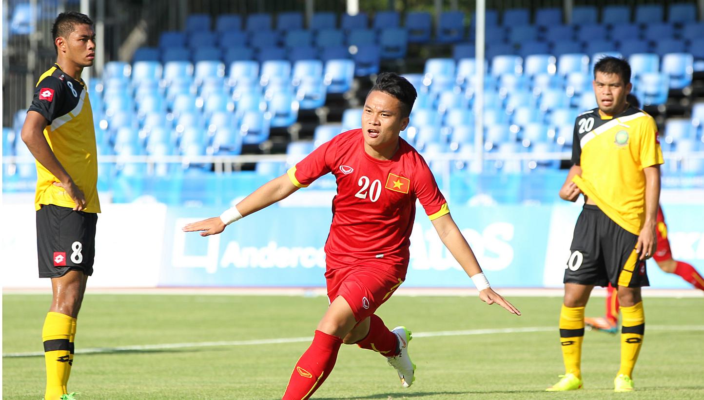 Vietnam’s Tran Phi Son celebrates scoring his team's second goal in their Group B opener against Brunei at Bishan Stadium on May 29, 2015. -- PHOTO: REUTERS