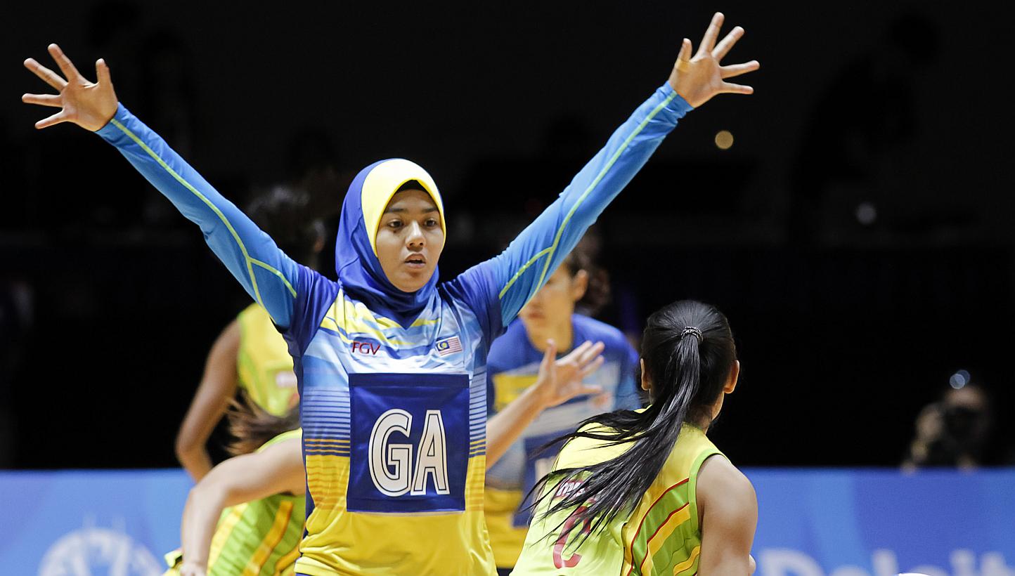 Malaysia's Izyan Syazana Mohd Wazir (left) defending against Myanmar's Kyaw Kin Sandar in their SEA Games netball match on Sunday, May 31, 2015. Defending SEA Games champions Malaysia thrashed Myanmar 84-22. -- PHOTO: REUTERS