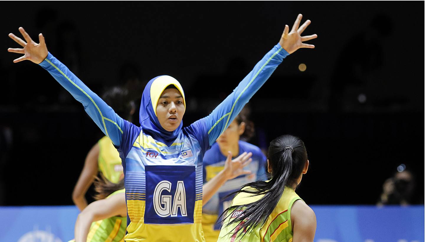 Malaysia's netballer Izyan Syazana Mohd Wazir (left) in action at the SEA Games 2015. Defending SEA Games netball champion Malaysia sent out a statement of intent to the other teams with a ruthless 112-11 thrashing of the Philippines on June 1, 2015 