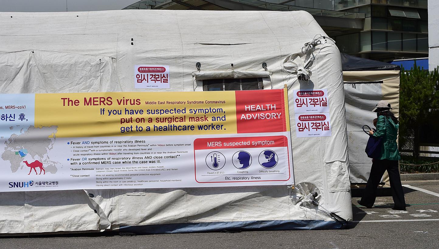 A woman walking into a quarantine tent for suspected MERS cases at the Seoul National University Hospital in Seoul on June 2, 2015. -- PHOTO: AFP