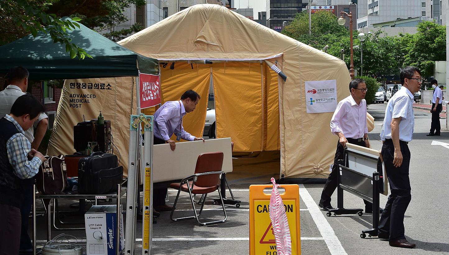 South Korean hospital workers settting up a separate emergency centre for Mers cases at the National Medical Center in Seoul on June 1, 2015. The country's health ministry confirmed on Tuesday that two people had died from the virus. -- PHOTO: AFP&nb