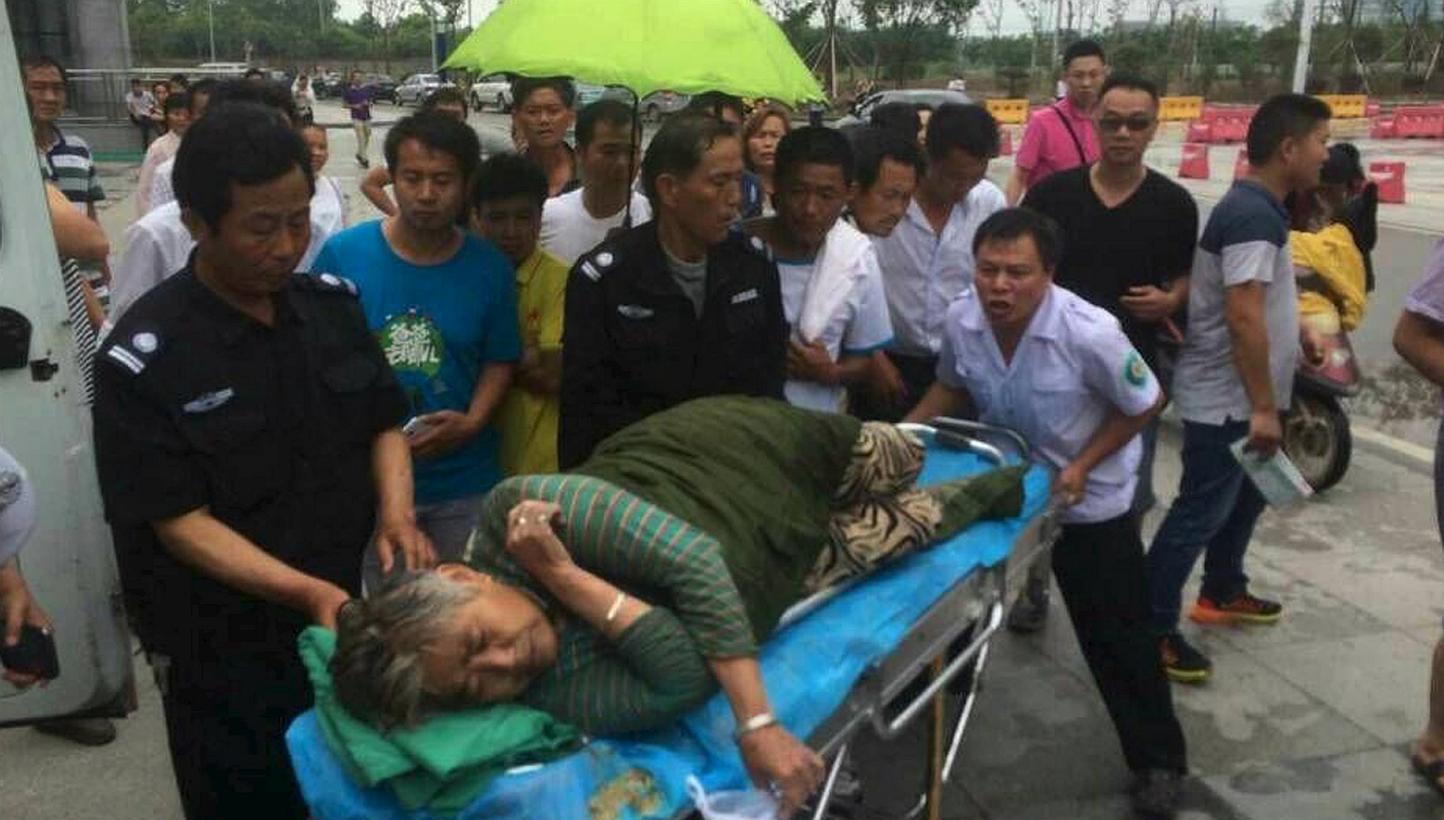 A woman is helped as she is sent to hospital after being pulled out by a diver from the sunken ship in Jianli, Hubei province, China, June 2, 2015. -- PHOTO: REUTERS