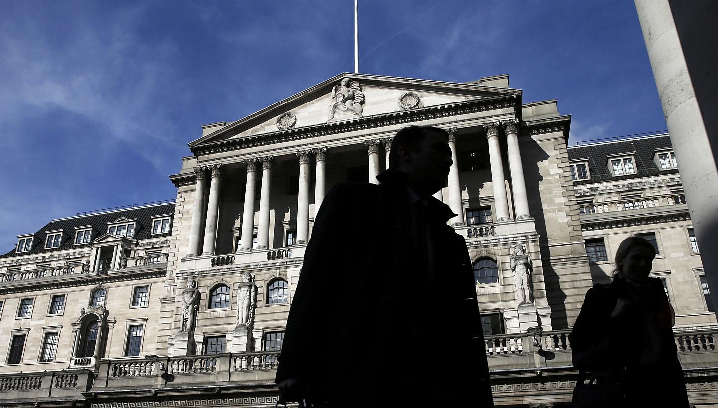 London's financial district will grow its economic output by more than a third and employ 10 percent more people over the next decade if threats including a possible British exit from the European Union don't materialise, according to a study. -- PHO