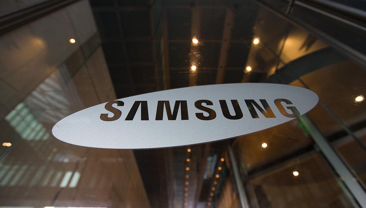 Tech giant Samsung Electronics Co Ltd said on Wednesday that it will expand its Samsung Pay mobile payments service to markets such as China and Europe after an initial launch in South Korea and the United States later this year. -- PHOTO: BLOOM