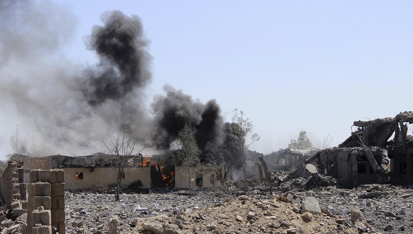Smoke billowing from a storage building belonging to the education ministry's printing press corporation after it was hit by a Saudi-led air strike in Yemen's north-western city of Saada on June 2, 2015. -- PHOTO: REUTERS