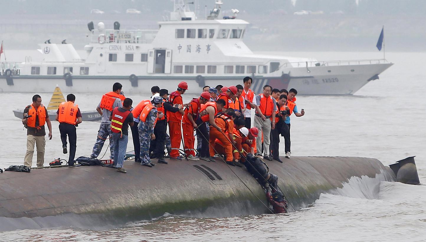 A man is pulled out alive by divers and rescuers after a ship sank at the Jianli section of the Yangtze River, Hubei province, China on June 2, 2015. -- PHOTO: REUTERS
