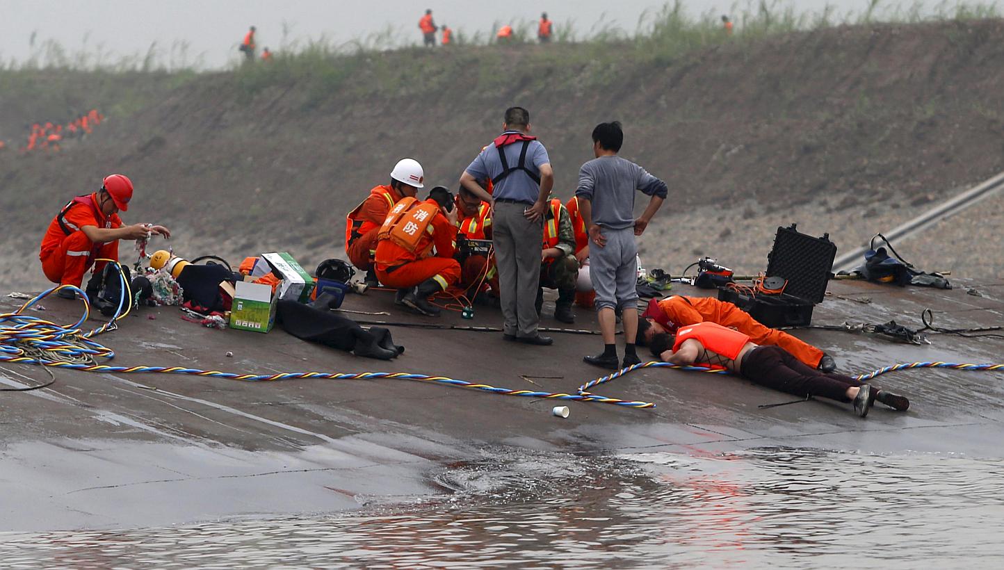Rescuers listen for reactions from inside a sunken ship as they search for survivors at the Jianli section of the Yangtze River, Hubei province, China, June 2, 2015. -- PHOTO: REUTERS