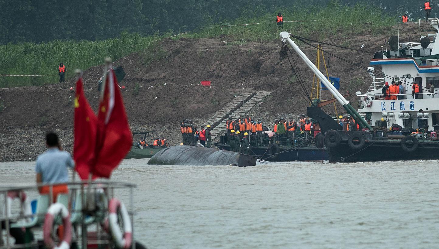  Rescue workers are seen on the hull of capsized passenger ship Dongfangzhixing or "Eastern Star" in the Yangtze river at Jianli in China's Hubei province on June 3, 2015. -- PHOTO: AFP