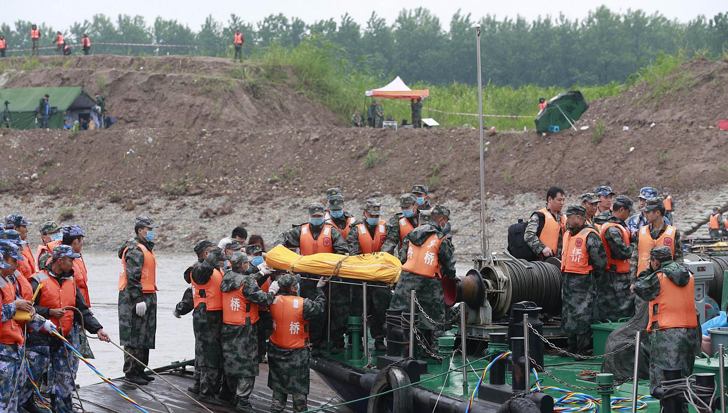 Rescue personnel move the remains of victims who were travelling on the capsized passenger ship Dongfangzhixing or "Eastern Star" onto a boat in the Yangtze river at Jianli in China's Hubei province on June 3, 2015. &nbsp;-- PHOTO: AFP