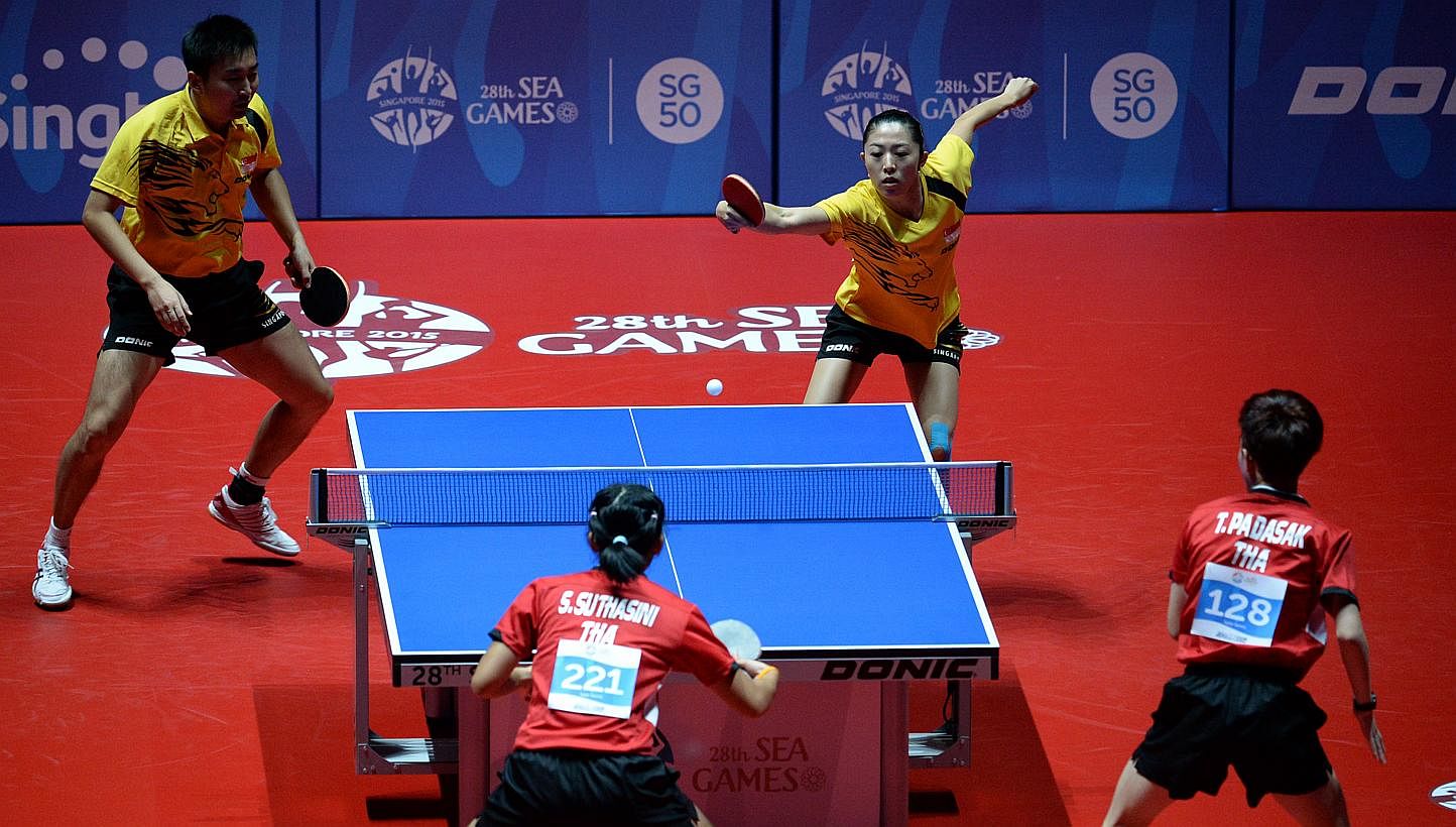 Singapore's Yang Zi and Yu Mengyu in action against their Thai opponents Sythasini Sawettabut and Padasak Tanviriyavechakul at the 28th SEA Games mixed doubles final on Jun 3, 2015. -- ST PHOTO: DESMOND FOO