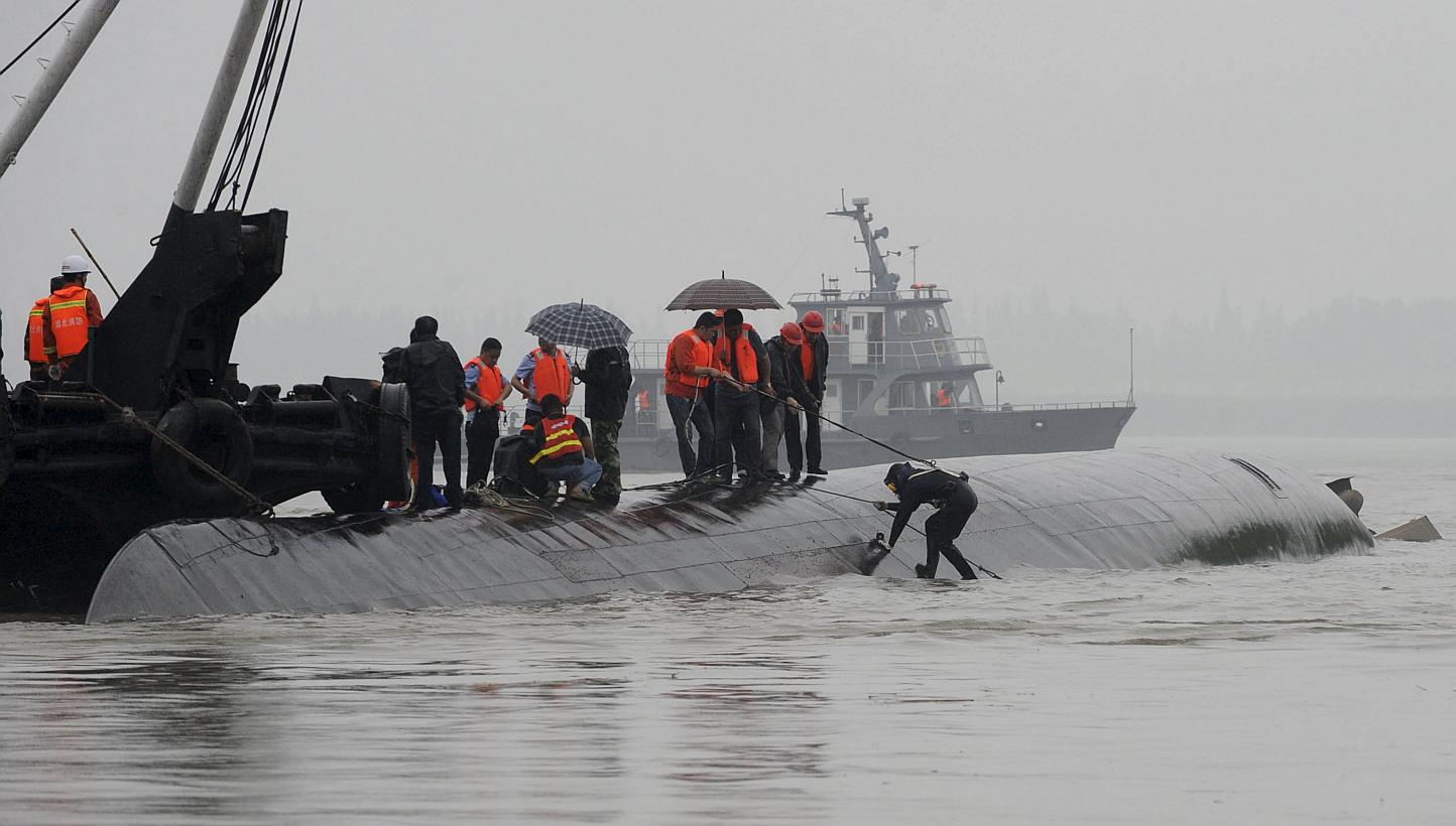 A diver (right) preparing to dive in the river to search for survivors after a ship sank at the Jianli section of the Yangtze River, Hubei province, China, on June 2, 2015. -- PHOTO: REUTERS