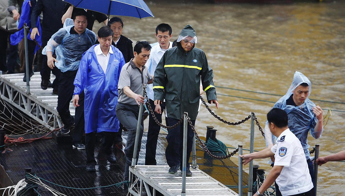 Chinese Premier Li Keqiang (centre) inspects the rescue efforts of the capsized tourist ship in the Yangtze River in Jianli county, Hubei province, China on June 3, 2015. -- PHOTO: EPA