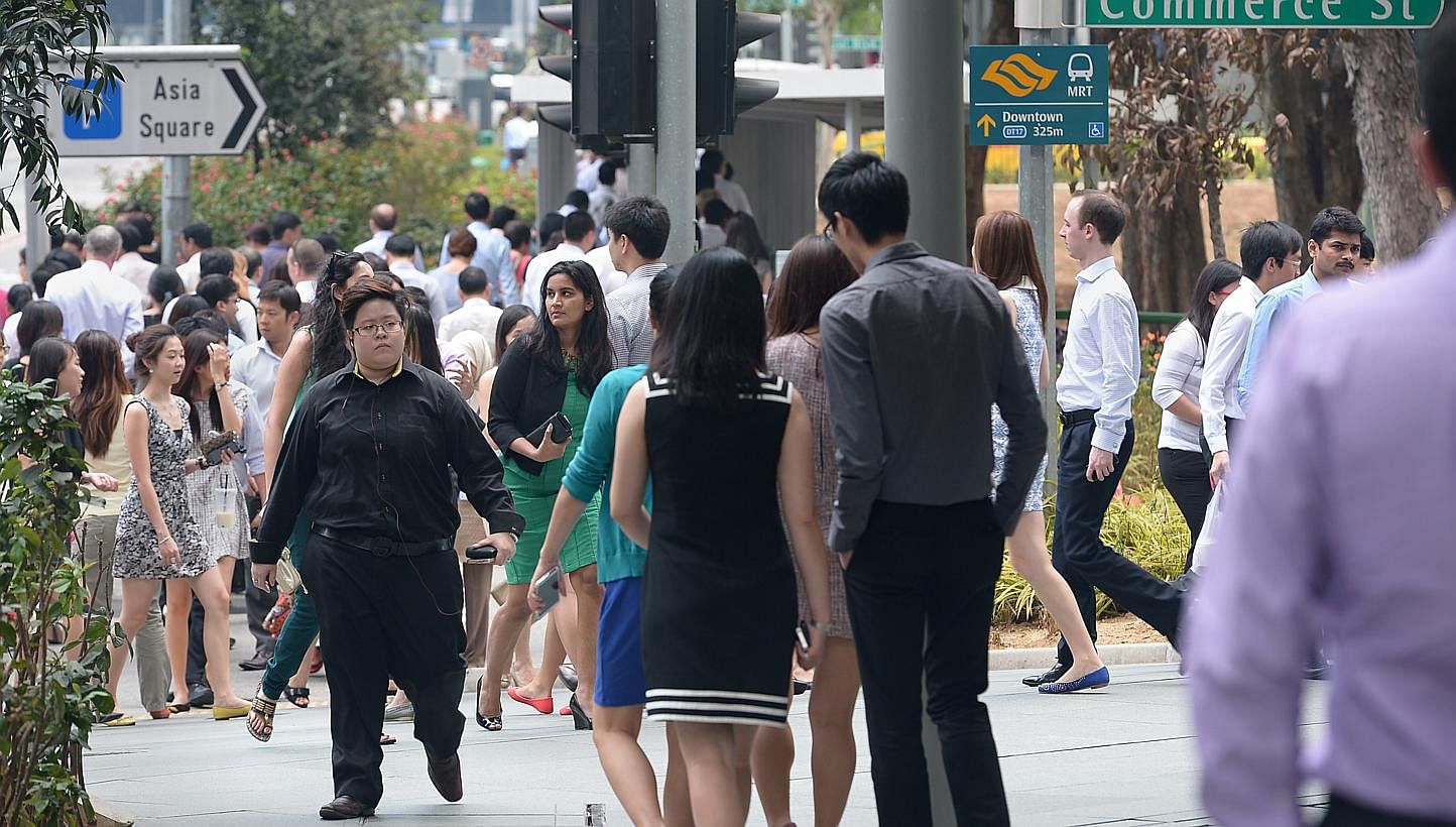 Private sector salaries in Singapore grew 4.9 per cent in 2014, slightly lower than 5.3 per cent the year before. -- PHOTO: ST FILE&nbsp;