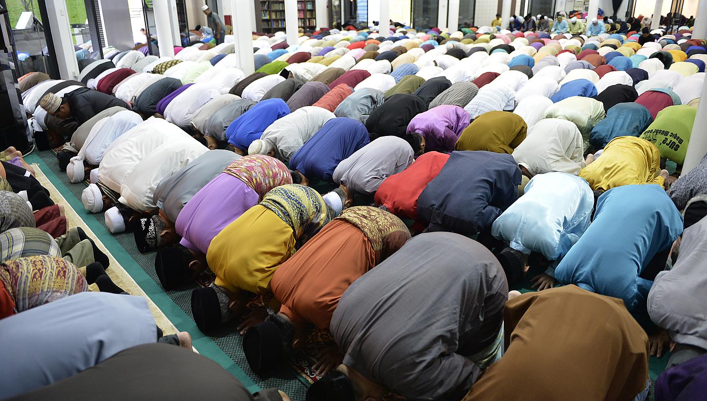 Muslims in prayer at the Darul Makmur Mosque in Yishun. The Singapore Muslim community’s response to the recent detention of two self-radicalised youths has been encouraging. -- PHOTO: ST FILE 