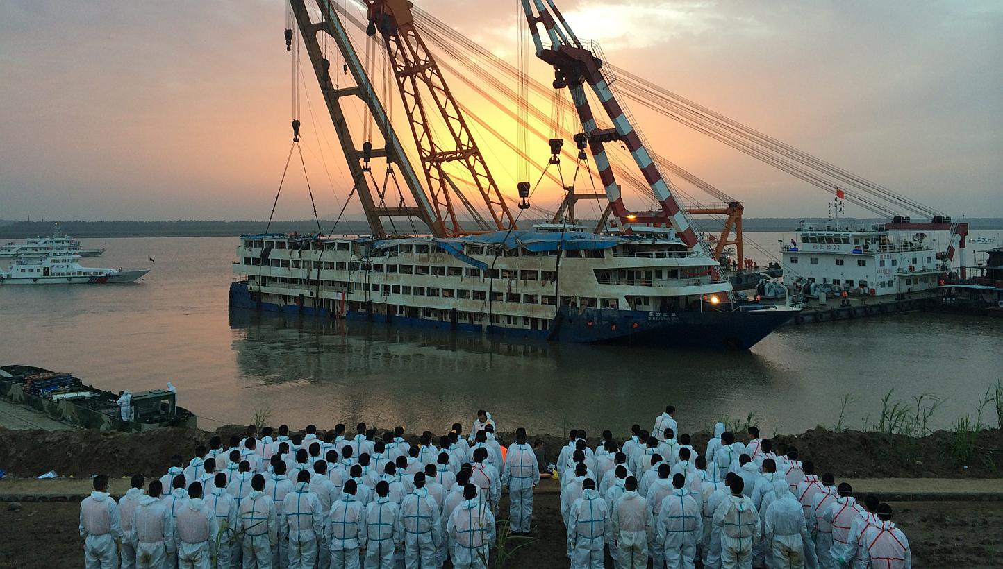 Paramilitary policemen waiting to pick up bodies of victims after the cruise ship Dong Fang Zhi Xing, which capsized in the Yangtze River, was righted in Jianli county, Hubei province, on June 5, 2015. -- PHOTO: EPA