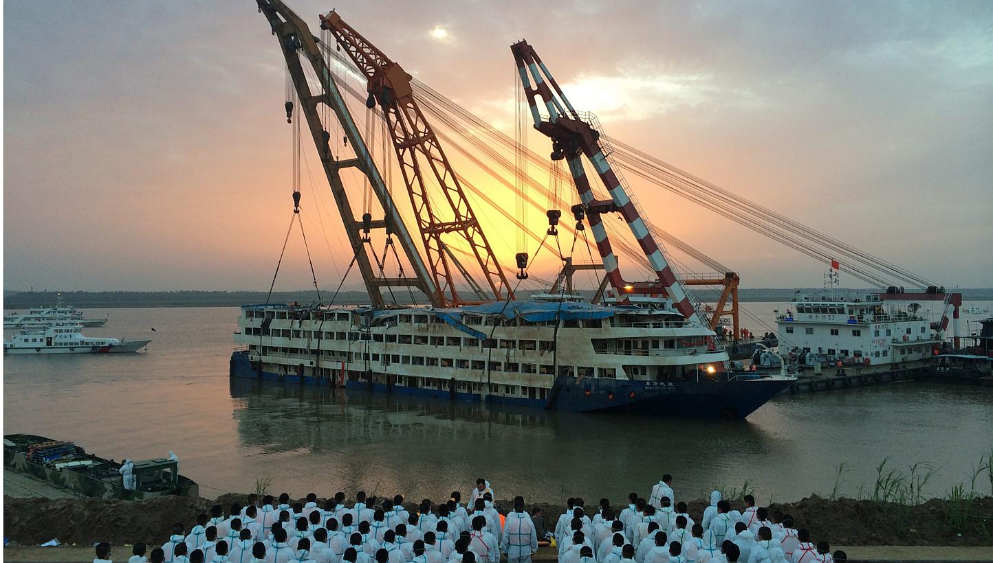 Paramilitary policemen wait to pick up bodies of victims after the cruise ship Dong Fang Zhi Xing, which capsized in the Yangtze River, was righted in Jianli county, southern China's Hubei province, June 5, 2015. -- PHOTO: EPA&nbsp;