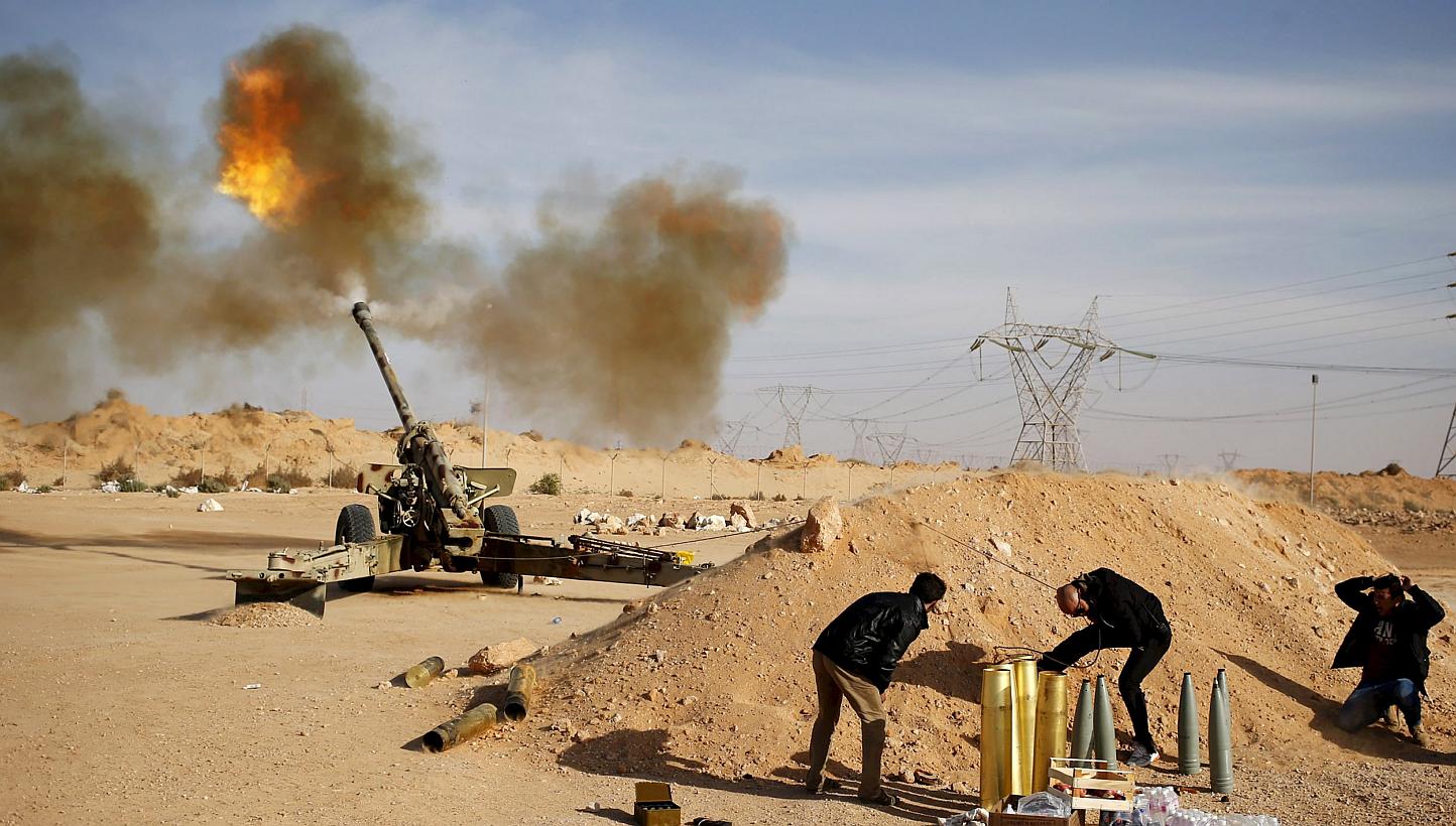 Libya Dawn fighters fire an artillery cannon at Islamic State in Iraq and Syria (ISIS) militants near Sirte on March 19, 2015. ISIS has seized another town in Libya, the group and a military source said on Friday, June 5, 2015. -- PHOTO: REUTERS