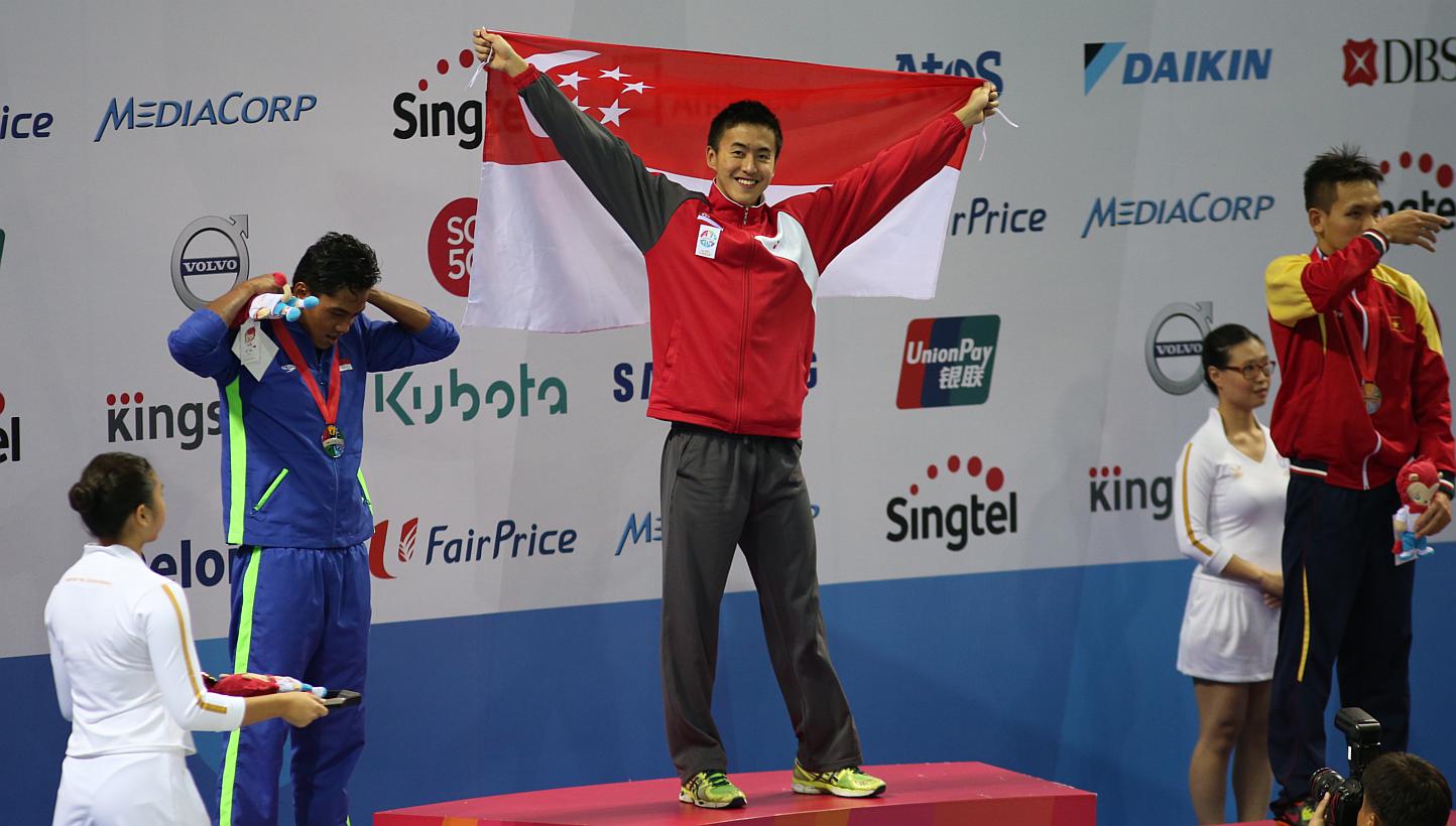 Singapore swimmer Quah Zheng Wen celebrating on the podium after his record-breaking SEA Games gold in the men's 100m backstroke on June 6, 2015. -- ST PHOTO: WANG HUI FEN&nbsp;