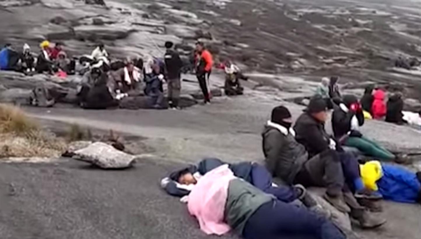 Climbers waiting for aid on Mount&nbsp;Kinabalu&nbsp;on June 5, 2015. -- SCREENGRAB: THE STAR/ ASIA NEWS NETWORK