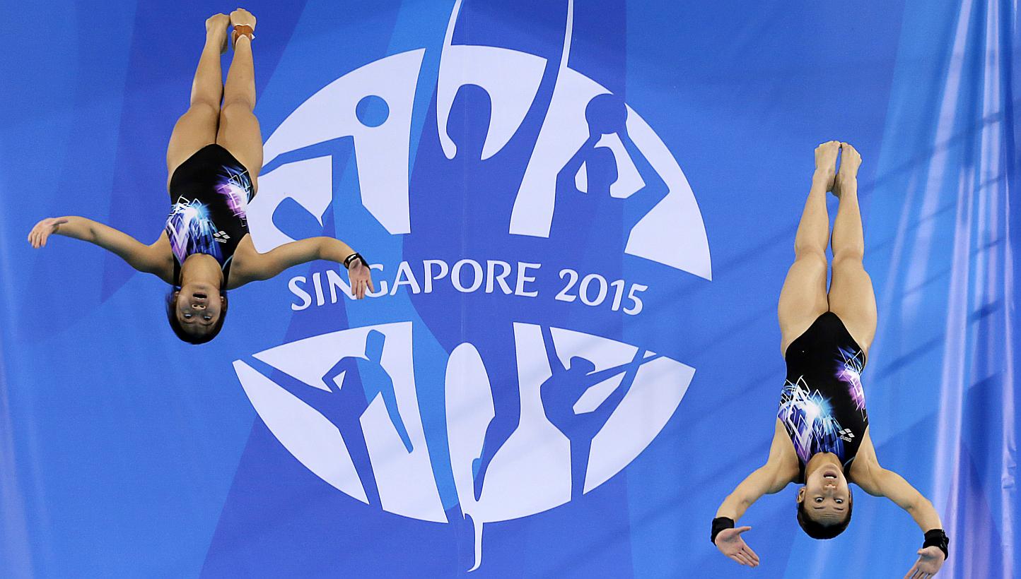 Malaysia's Leong Mun Yee (right) and Traisy Vivien Tukiet swept the gold medal in the women's 10m synchronised platform competition at the 28th SEA Games on June 7, 2015. -- PHOTO: REUTERS