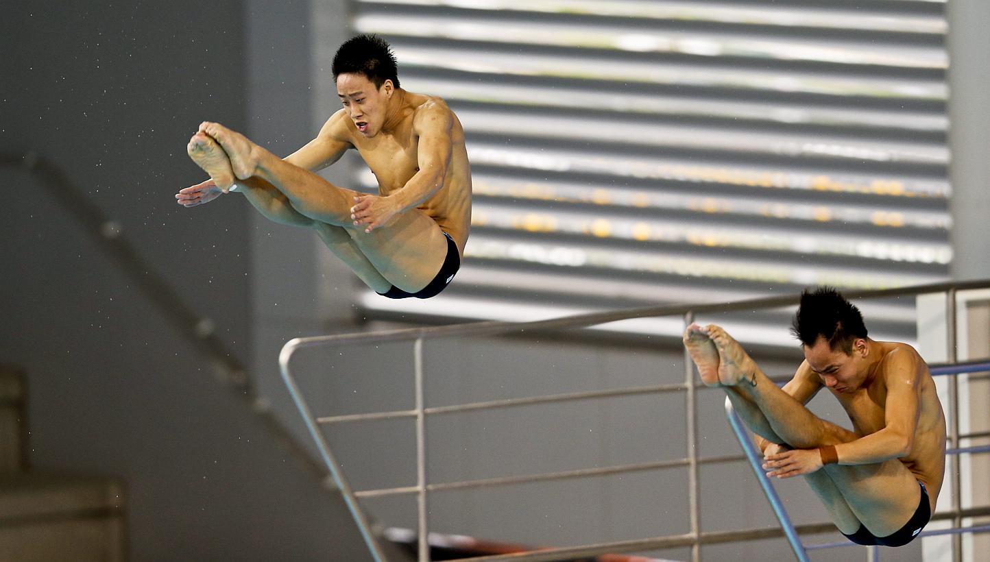 Malaysia's divers Ooi Tze Liang (left) and Chew Yiwei&nbsp;perform during the Diving Men's 10m Synchronised Platform final at the SEA Games 2015 in Singapore on June 6, 2015. -- PHOTO: EPA