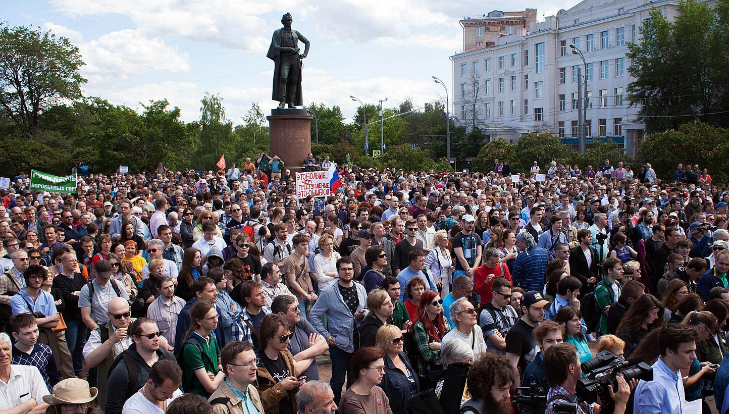People take part in an anti-government demonstration called by Russian scientists in Moscow on June 6, 2015, amid fears that after cracking down on the media, rights activists and the opposition, the Kremlin is now training its sights on science. -- 