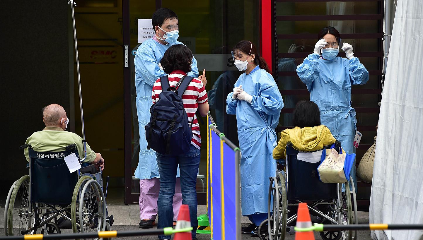 Medical workers and visitors in front of the emergency section at the Samsung Medical Centre in Seoul on June 8, 2015. -- PHOTO: AFP 