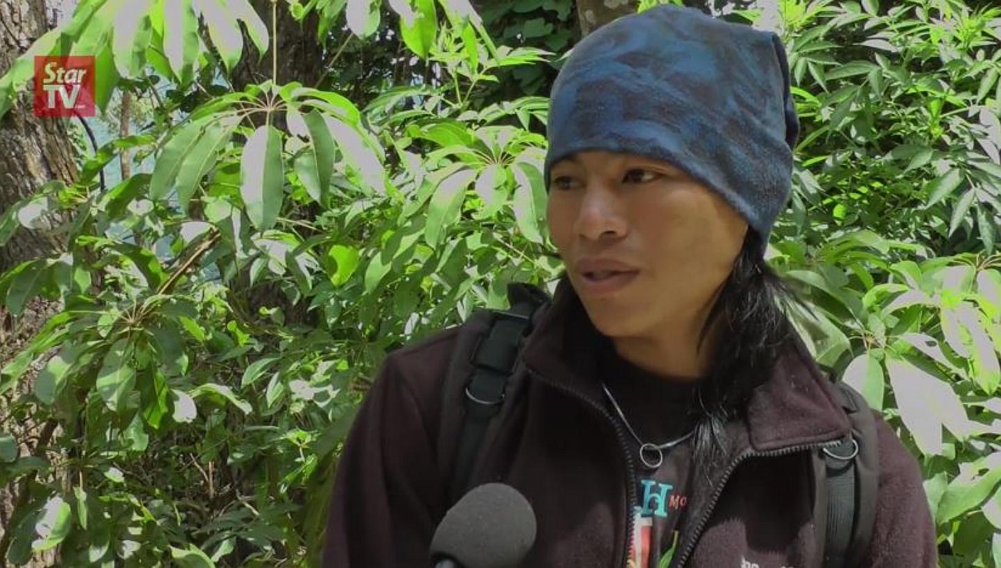 Mountain guide Mhd Rizuan Kauhinin hopes to meet the boy he rescued after the earthquake on Mount Kinabalu on June 6, 2015. -- PHOTO: SCREENGRAB FROM YOUTUBE