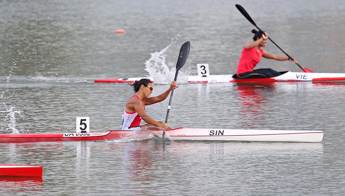 Singapore's Sarah Chen powering ahead to win the women's K1 200m race on June 9, 2015, one of two golds the Republic won on the final day of the SEA Games canoe competition. -- ST PHOTO: SEAH KWANG PENG