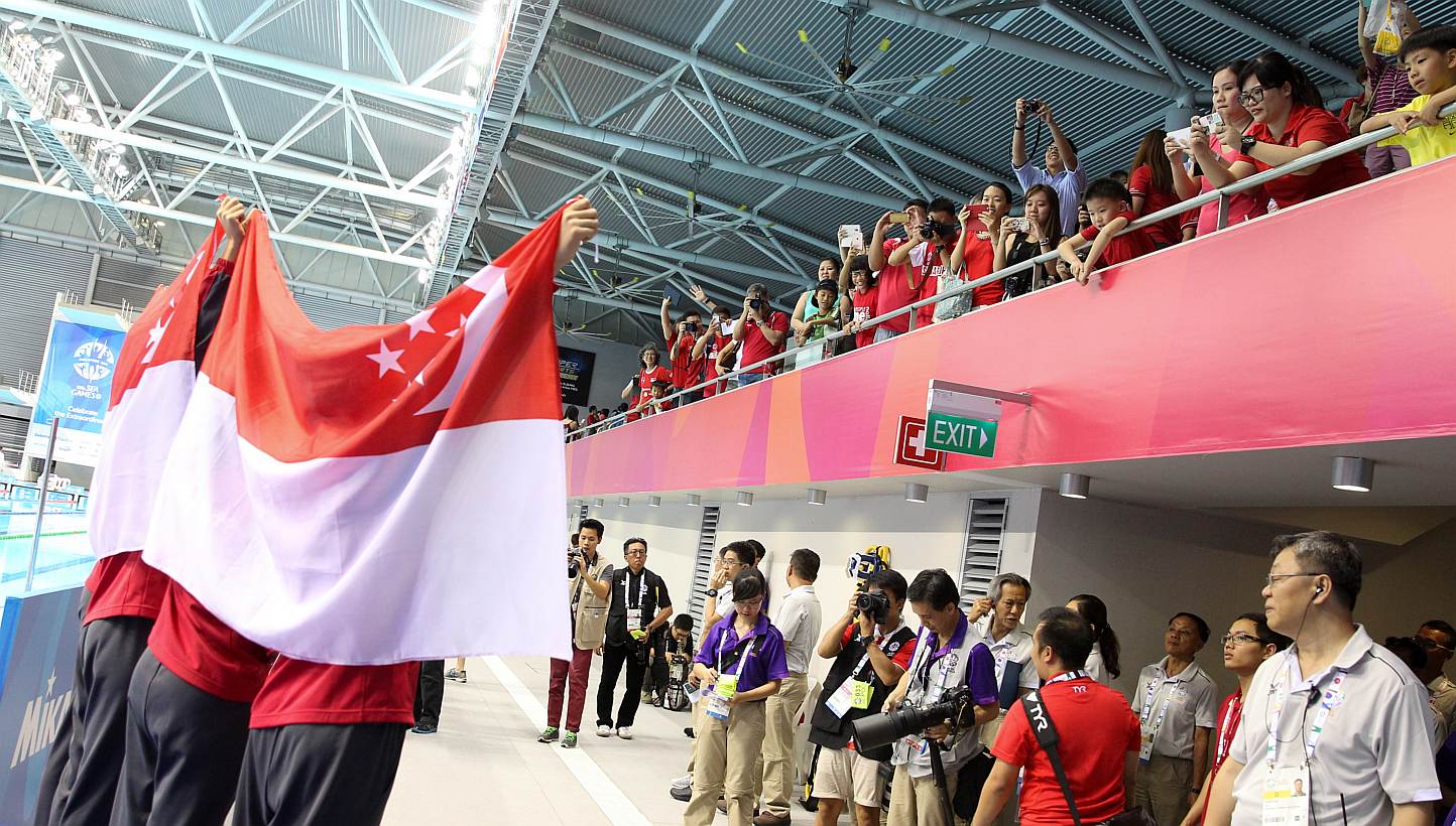 The women's 4x200m freestyle relay quartet of Quah Ting Wen, Amanda Lim, Rachel Tseng and Christie Chue acknowledging the crowd at the OCBC Aquatic Centre after their win.&nbsp;-- ST PHOTO:&nbsp;ONG WEE JIN