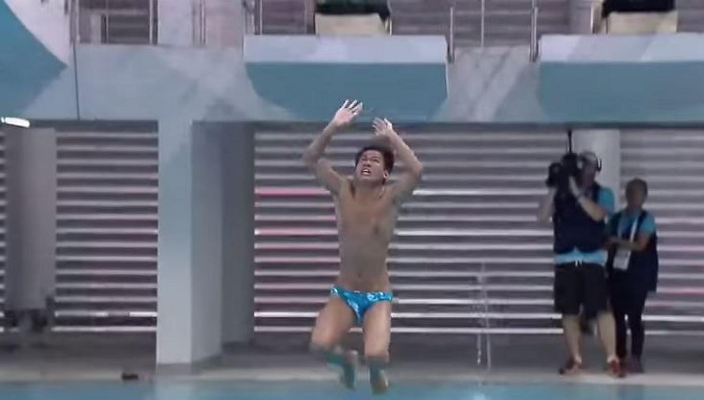 Filipino diver&nbsp;John David Pahoyo with his botched dive in the men's 3m springboard at the OCBC Aquatic Centre on June 6, 2015. -- PHOTO: SCREENGRAB FROM YOUTUBE