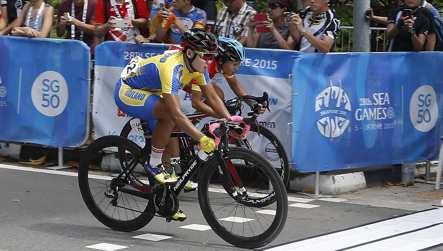 Thailand's Jutatip Maneephan (in yellow) obstructing Vietnam's Nguyen Thi That on the way to the finish line in the SEA Games women's road race on June 13, 2015. Maneephan was penalised and the Vietnamese was awarded the gold. -- PHOTO: REUTERS