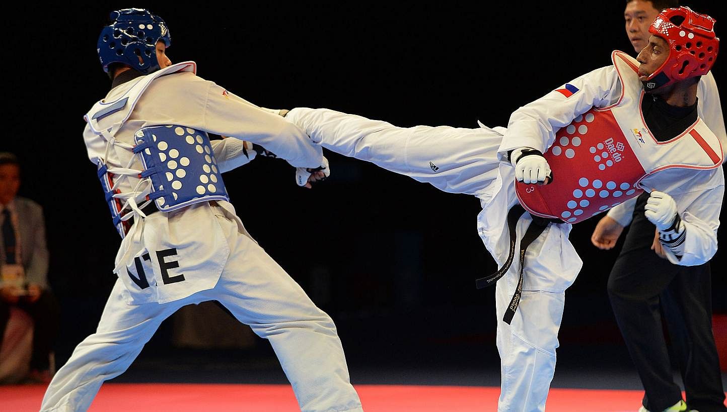 Trung Duc Phan of Vietnam (left) competes against Samuel Morrison of the Philippines (right) during the men's under 68kg taekwondo final at the 28th Southeast Asian Games (SEA Games) in Singapore on June 14, 2015.&nbsp;The Philippines' won two of the