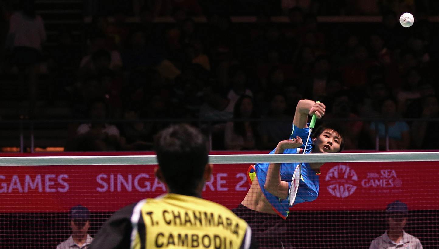 Singapore shuttler Loh Kean Yew (right) had to settle for a bronze in the men's singles after losing Malaysia's Mohamad Arif Abdul Latif in the semi-finals on June 15, 2015. -- PHOTO: SINGAPORE SEA GAMES ORGANISING COMMITTEE/ACTION IMAGES VIA REUTERS