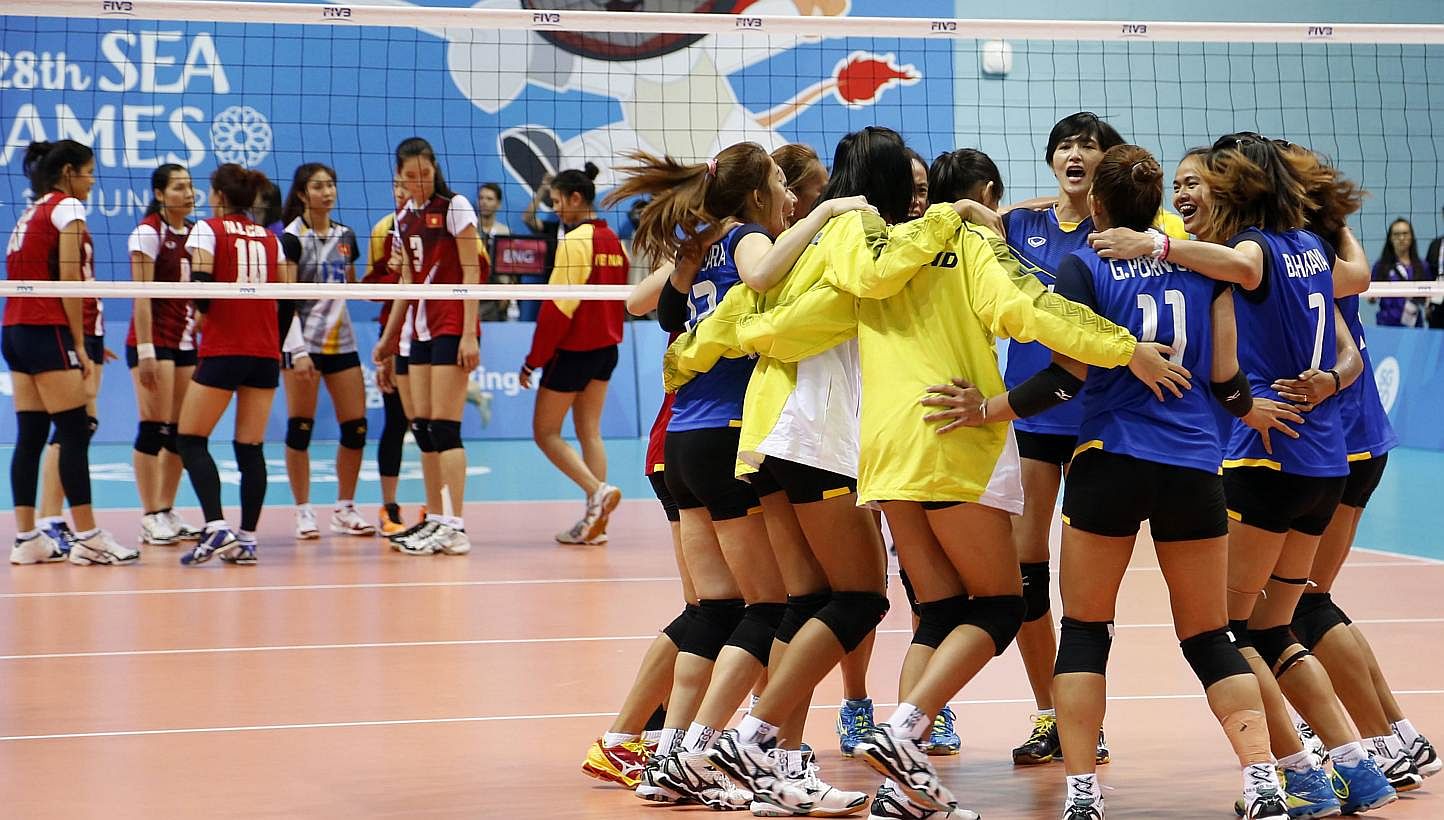 The Thailand team (front) celebrates winning the gold.&nbsp;Thailand claimed the SEA Games women's volleyball gold on Monday evening at the OCBC Arena Hall 2. -- PHOTO: REUTERS