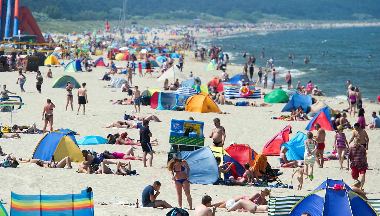 Tourists at the Baltic sea at Zinnowitz on Usedom island, Germany, on June 13, 2015. -- PHOTO: EPA 