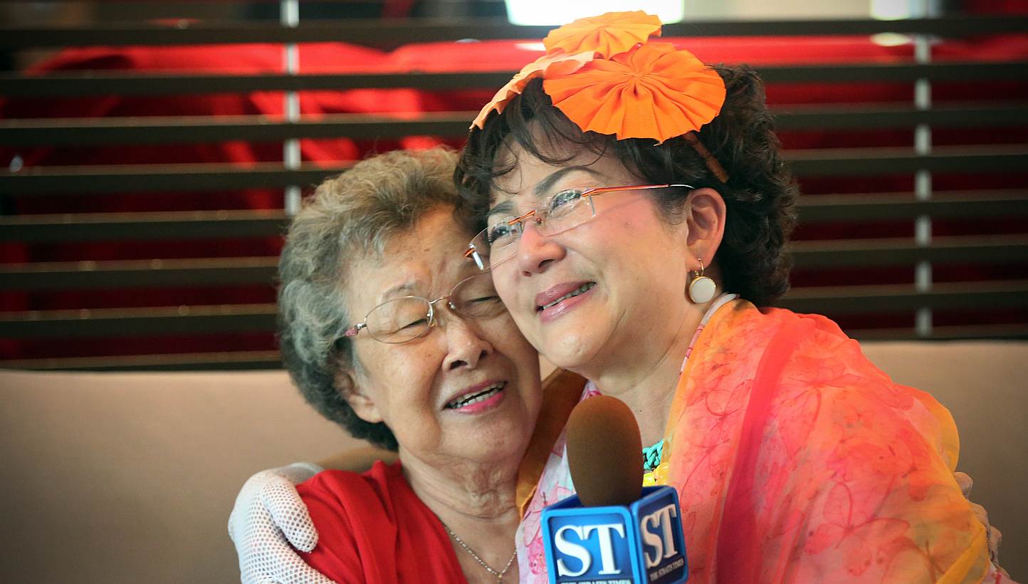 Veteran Hong Kong star Fung Bo Bo (right) with her godmother, Madam Wee Poh Keok, with whom she had lost touch, at the Link Hotel on June 16, 2015. -- ST PHOTO: NEO XIAOBIN