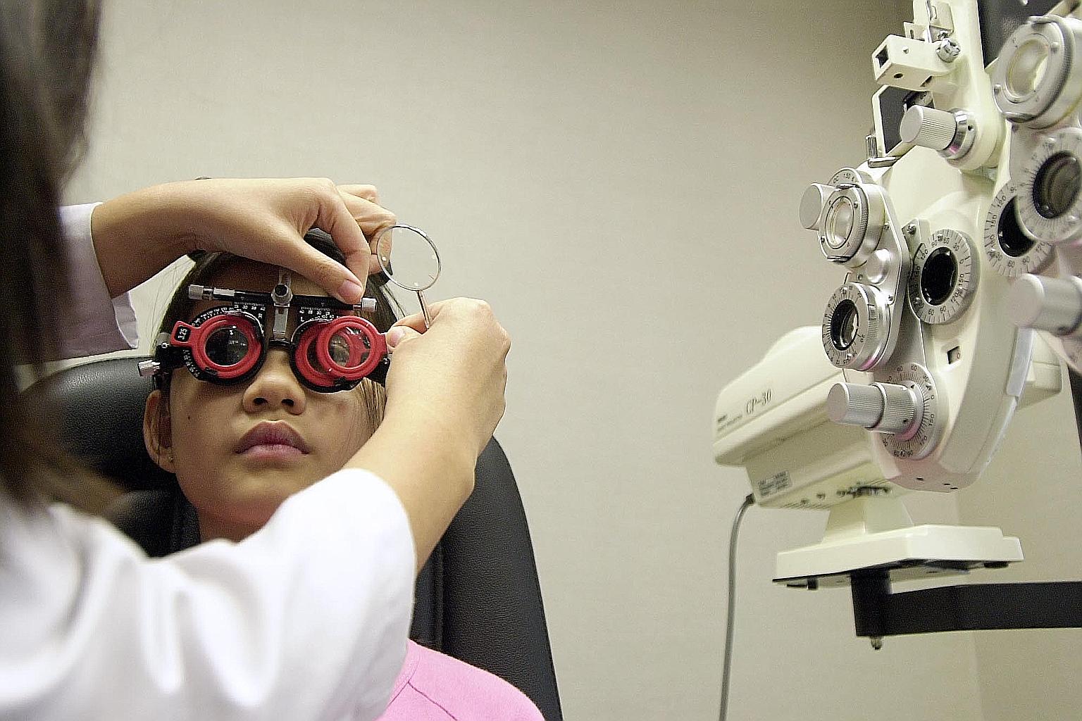In migraine visual aura and dysphotopsia, no abnormality of the eye is usually seen upon a doctor's examination.