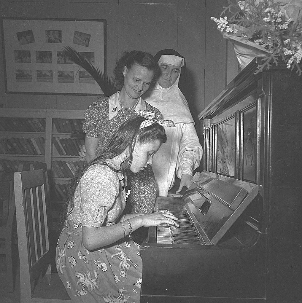 Maria Hertogh with her biological mother and a nun at the convent in Thomson Road on Dec 4, 1950.