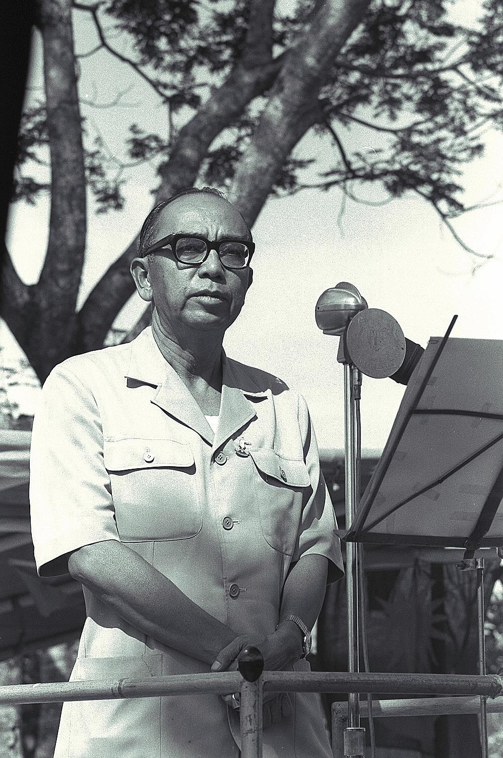 Malaysia's Tun Abdul Razak said that Singapore is opposed to the central government.