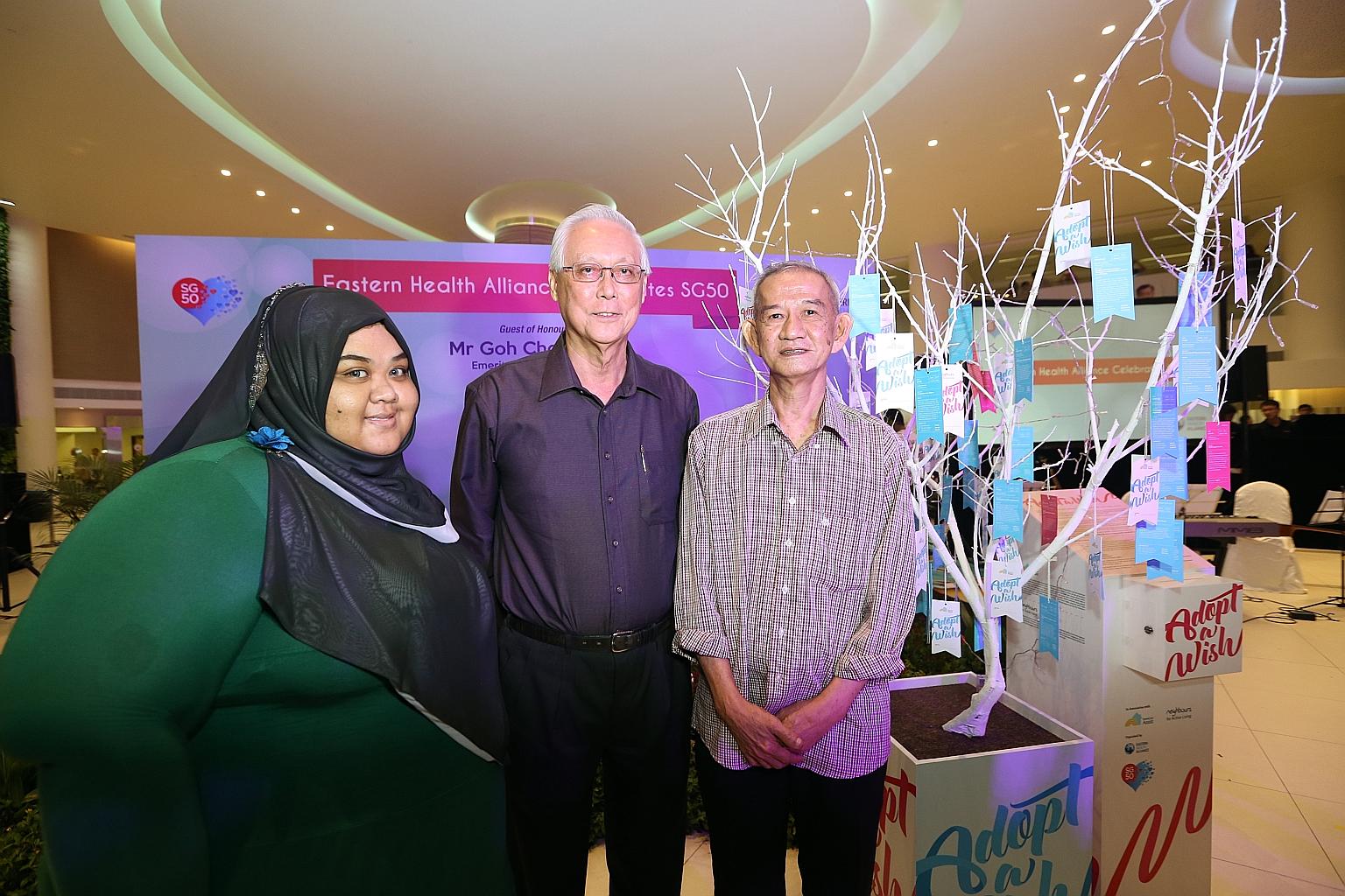 Emeritus Senior Minister Goh Chok Tong (centre) with programme beneficiaries Maszliana Sidek and Low Chin Hee at CGH.
