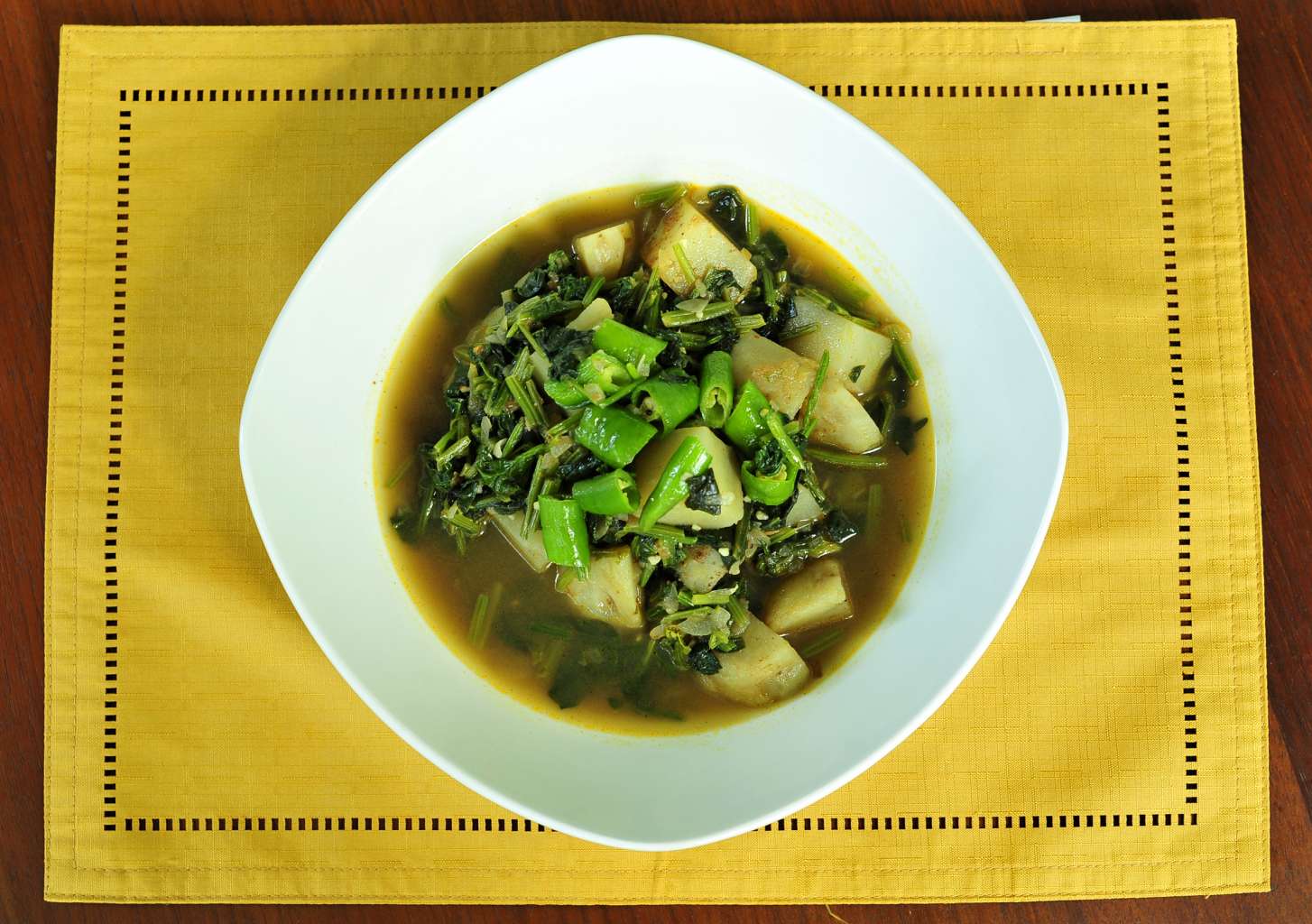 This Indian dish is excellent as you can serve it with rice or bread and a meal is on the table. The spinach turns silky and sumptuous and the potatoes, after absorbing the flavours from the spices and the spinach, are irresistible. 