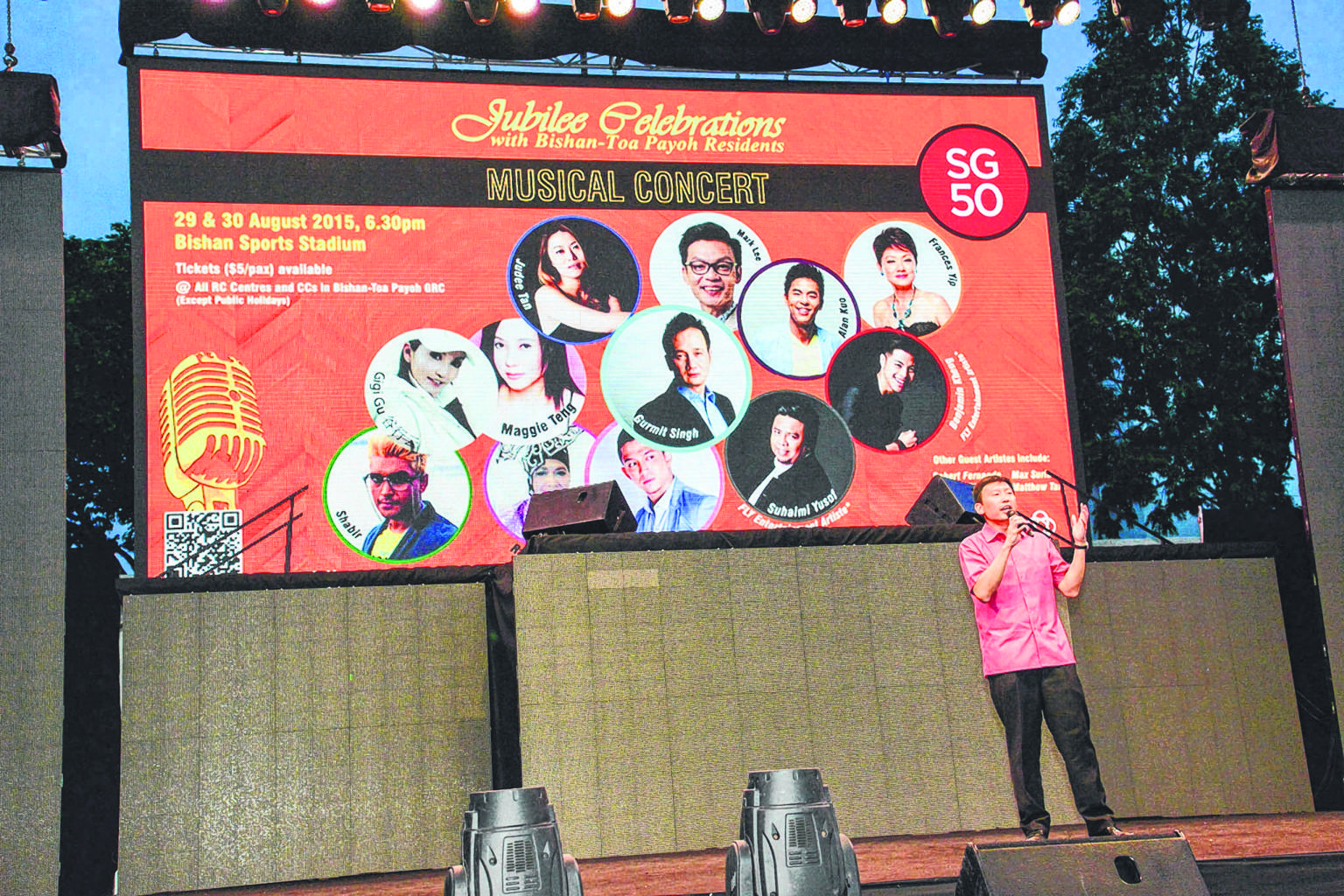 Mr Chee Hong Tat, one of the PAP's candidates for the Bishan-Toa Payoh GRC, singing Hokkien song Sim Tau Bak on the first day of a two-day concert in the constituency last weekend.