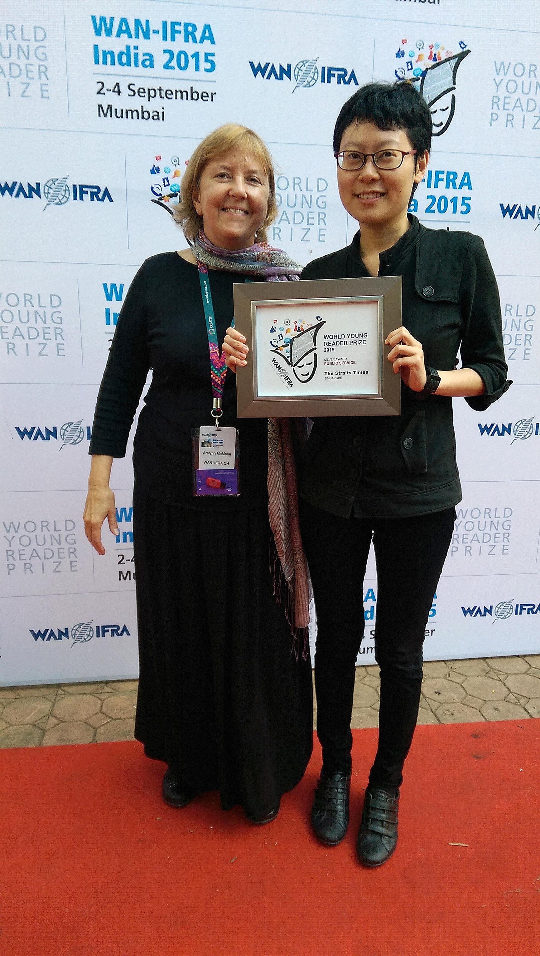 Journalist Ang Yiying from The Straits Times holding the World Young Reader Prize for public service (silver). With her is Dr Aralynn McMane, Wan-Ifra's executive director of youth engagement and news literacy.
