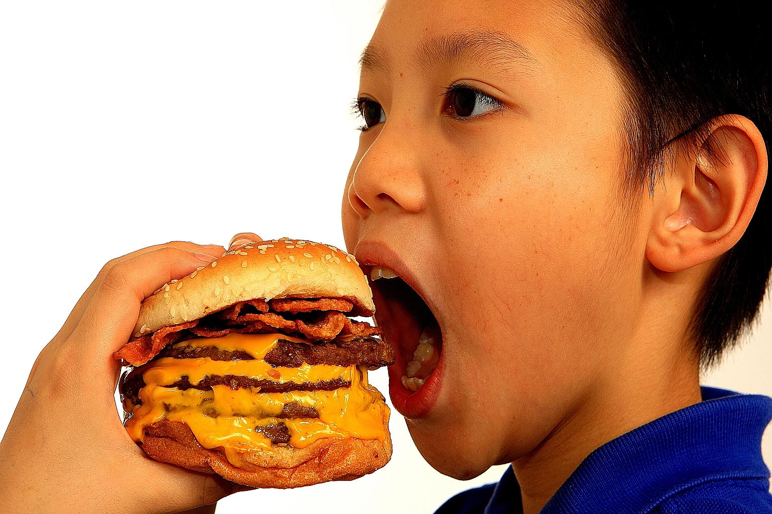 Depending on the jaw size, the average mouth opening is about 40 to 50mm (roughly the width of about three fingers). 