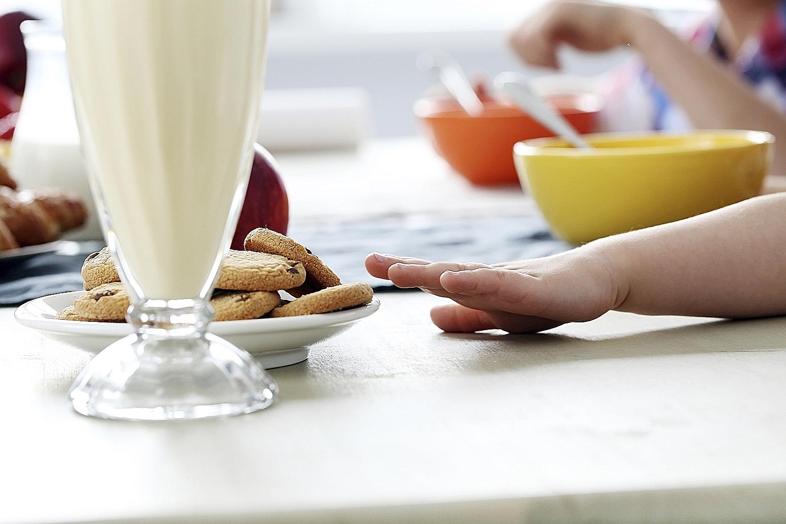 When ordering food from the main menu for children, pick dishes featuring fresh, wholesome ingredients, or what nutrition experts call a "Healthy Plate". According to senior dietitian Lynette Goh, this consists of half a plate of fruit and vegetables